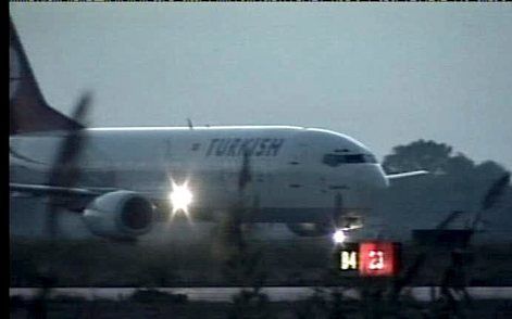 BRINDISI â€“ Het Italiaanse televisiestation Tg1 toonde gisteravond beelden van de landing van het gekaapte vliegtuig van Turkish Airlines op het vliegveld van Brindisi, Zuid-ItaliÃ«. Foto EPA.