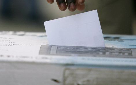 JOHANNESBURG - Zimbabwaanse vluchtelingen stemmen tijdens de Zimbabwaanse presidentsverkiezingen aan de Walter Sisulu Hal lin Soweto, Johannesburg, Zuid-Afrika. De meeste vluchtelingen zijn illegale immigranten. Foto EPA