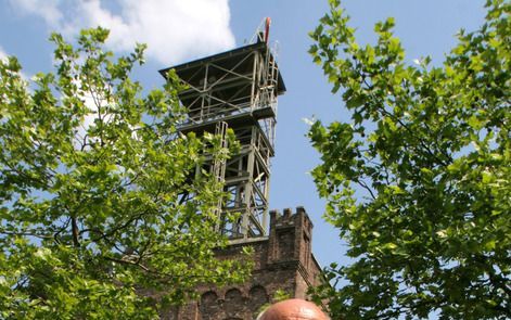 Oud mijnwerker Bern Quadakkers voor het gebouw van schacht II van de voormalige Oranje Nassaumijn I in Heerlen, waarin het Nederlands Mijnmuseum is gevestigd. „Het kameraadschap onder de mijnwerkers was groot.” Foto Jean Pierre Geusens