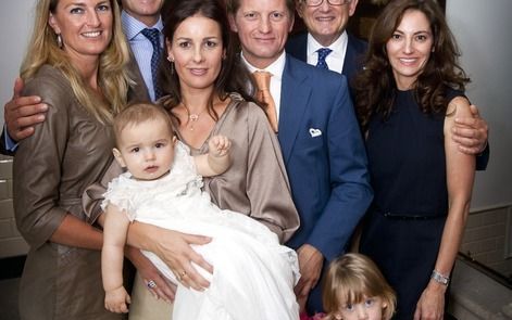 APELDOORN - Foto met de peetouders ter gelegenheid van de doop van Pieter Anton Maurits Erik van Vollenhoven, zoon van prins Pieter-Christiaan en prinses Anita (vlnr) Jonkvrouw Anouk van Doorn, Prins Maurits, Prinses Anita met Pieter, Prins Pieter-Christi