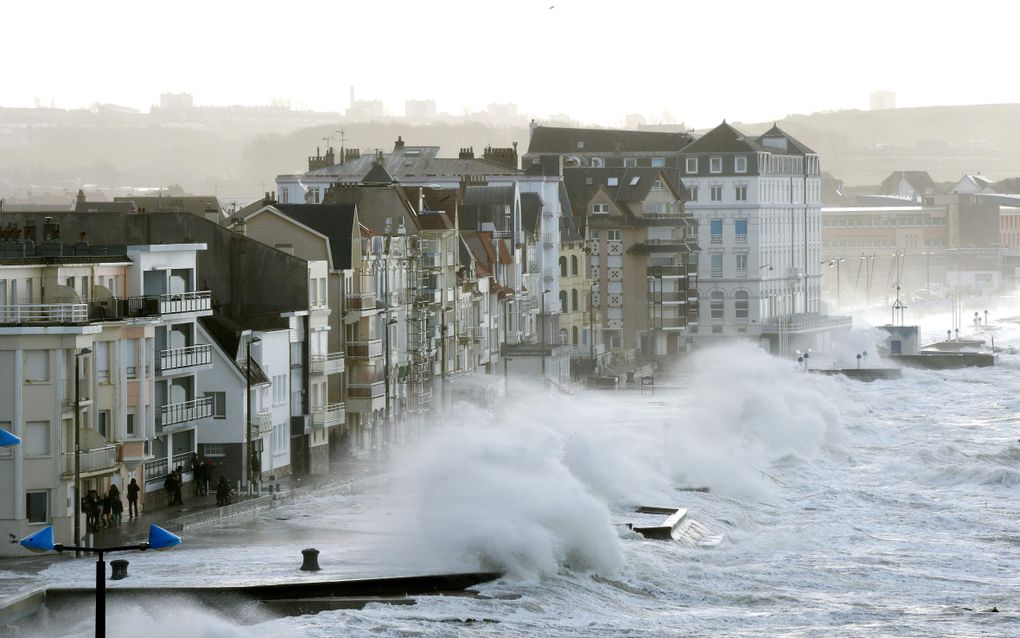 Golven beuken op de kust van Wimereux, Noord-Frankrijk. beeld AFP