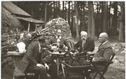 Theepauze bij de houthakkershut van Huis Doorn, rond 1925. Ex-keizer Wilhelm II sleet er zijn jaren in ballingschap. beeld Huis Doorn