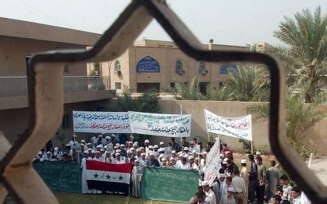 BAGDAD â€“ Soennitische moslimstudenten in Irak schreeuwen slogans bij de school Maarouf al Karkhi in de Iraakse hoofdstad Bagdad. Ze protesteren tegen de vermeende arrestatie van de soennitische geestelijke sjeik Abdulsatar Abdul Jabar. Jabar zou zijn in