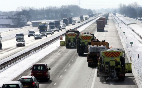 ZWOLLE - Rijkswaterstaat rijdt donderdag met strooiwagens over de A28 in de richting Zwolle om de weg sneeuwvrij te houden. Woensdag en donderdag zorgt sneeuwval in delen van het land voor verkeersoverlast. Foto ANP