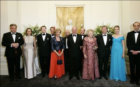 BRUSSEL - OfficiÃ«le foto voor aanvang van de contraprestatie ter gelegenheid van het staatsbezoek van koningin Beatrix aan BelgiÃ«. V.l.n.r. prins Laurent met echtgenote, prins Constantijn, prins Jaime, koningin Paola, prins Carlos Hugues de Bourbon Parm