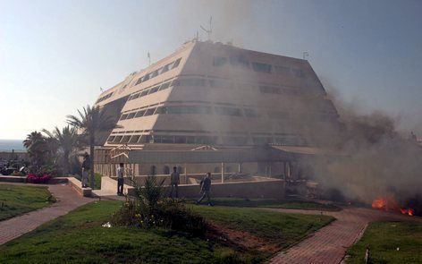 GAZA-STAD - Strijders van Hamas hebben het hoofdkwartier van de Veiligheidsdienst van Fatah in Gaza–stad veroverd en in brand gestoken. Hierbij zijn volgens de BBC zeker veertien doden gevallen. Foto EPA