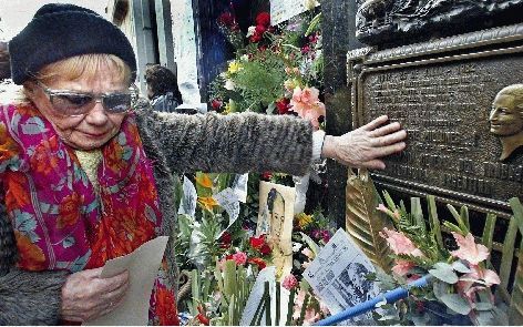 BUENOS AIRES - Een peronistische aanhanger raakt in Buenos Aires de grafsteen van Eva PerÃ³n aan. - Foto EPA