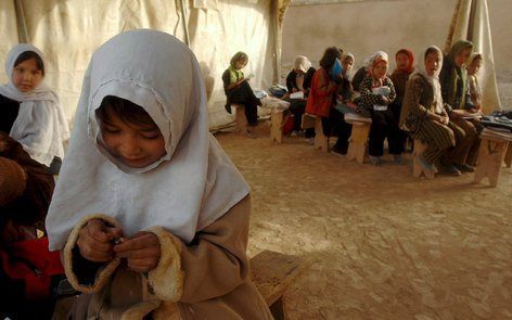 Afghaanse meisjes op school in Ghawshawaran, provincie Baghlan. Foto EPA