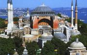 De Aya Sophia in Istanbul is een grote publiekstrekker. De vier minaretten geven de voormalige christelijke kathedraal een islamitisch aanzien. Foto’s uit ”De Aya Sophia”
