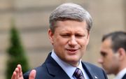 Bijna veertig jaar na het einde van „de donkerste dagen uit de geschiedenis van Canada” biedt premier Stephen Harper woensdag zijn excuses aan voor de gruwelijkheden die de oorspronkelijke bewoners van het land zijn aangedaan. Foto EPA
