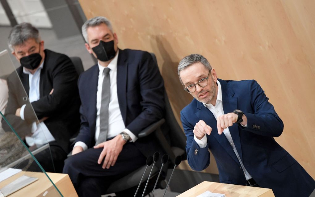 De Oostenrijkse vice-kanselier Werner Kogler (L), de Oostenrijkse kanselier Karl Nehammer (C) en de Oostenrijkse leider van de rechtse Vrijheidspartij (FPOe) Herbert Kickl wonen een zitting van het Oostenrijkse parlement Nationalrat, dat heeft ingestemd met het verplicht stellen van Covid-19-vaccinaties voor volwassenen vanaf februari 2022. beeld AFP, Roland Schlager
