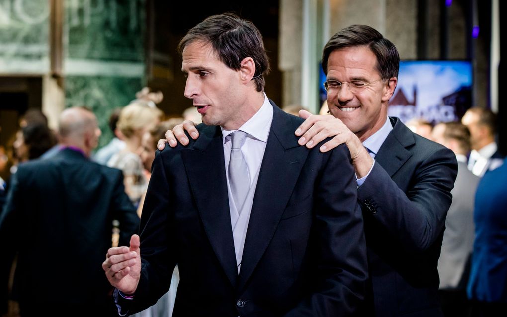 Minister Wopke Hoekstra van Financiën en premier Mark Rutte na het aanbieden van het koffertje met de rijksbegroting en miljoenennota. beeld ANP