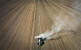 Klimaatverandering zal wereldwijd leiden tot extremer weer, droogte en hongersnoden, verwachten klimaatwetenschappers. Op de foto: Een tractor bewerkt een droge akker in een polder bij Strijen (Zuid-Holland). beeld ANP, Jeffrey Groeneweg