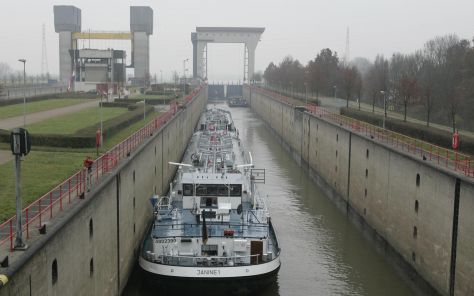 TIEL â€“ Een binnenvaartschip ligt te wachten in de Prins Bernhardsluizen bij Tiel. Het complex in het Amsterdam Rijnkanaal vormt voor schepen het laatste obstakel om de Waal op te varen. Foto William Hoogteyling