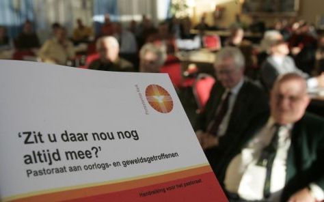 DOORN â€“ In het Veteraneninstituut te Doorn werd dinsdag de nieuwe handreiking gepresenteerd voor pastoraat aan oorlogs- en geweldsgetroffenen. Een vertegenwoordiger van de Protestantse Kerk in Nederland kreeg het eerste exemplaar overhandigd. - Foto Wil