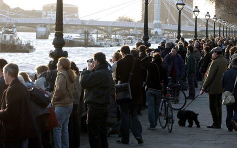 Londenaren lopen uit voor walvis in de Theems. Foto EPA