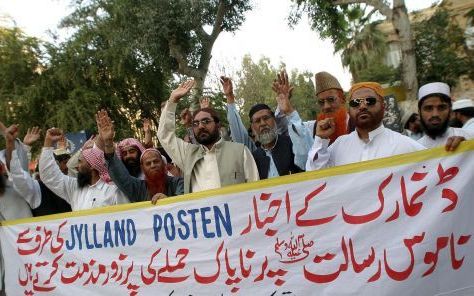 KARACHI â€“ Docenten van de Pakistaanse Koranschool gingen dinsdag de straat op om te protesteren tegen de belediging van de islam in Deense spotprenten. In veel landen kwamen moslims in actie, onder meer door het boycotten van Deense producten. De kwesti