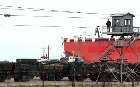 Een Turkse soldaat houdt de wacht over een oorlogsmaterieel van de VS in de Turkse haven Iskenderun. Foto EPA