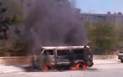 Tv-beeld van een brandende bus in Aleppo. Foto EPA