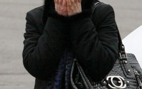 Een Russische vrouw reageert geschokt als ze maandag arriveert bij metrostation Loebjanka, waar in de ochtend een zelfmoordaanslag heeft plaats gevonden. Foto EPA