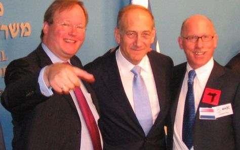 DEN HAAG â€“ VVD-kamerlid Van Baalen (l.) sprak maandag in Jeruzalem uitvoerig met de IsraÃ«lische premier Olmert. Foto Nederlands Israelitisch Kerkgenootschap