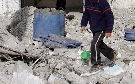 Palestijnen bij een huis in de Gazastrook dat donderdag werd verwoest bij een Israëlische luchtaanval op een nabijgelegen moskee. Foto EPA