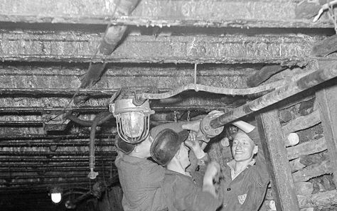 Mijnwerkers in een mijn in Heerlen. Archieffoto uit 1946. Foto ANP