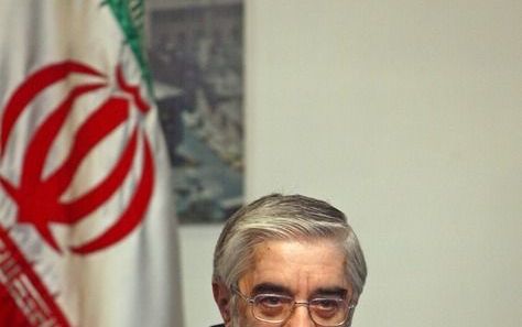 TEHERAN – De Iraanse oppositieleider Mir Hossein Mousavi heeft gezegd dat het regime in zijn land na 31 jaar revolutie nog steeds is gestoeld op dictatuur. Hij zal zijn strijd tegen het in een ernstige crisis verkerende bewind daarom voortzetten. Foto EPA