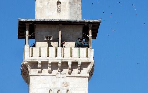 JERUZALEM – Leden van de Israëlische veiligheidsdienst, onder wie een scherpschutter, in de minaret van een moskee op de Tempelberg. Bij het bezoek van paus Benedictus XVI aan de islamitische Rotskoepel, dinsdagmorgen, hielden ze de moslimwijk in de Oude 