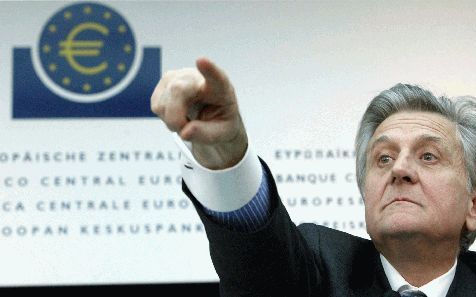 FRANKFURT â€“ De nieuwe president van de Europese Centrale Bank (ECB), de Fransman Jean Claude Trichet, gebaarde donderdag naar journalisten tijdens zijn eerste persconferentie in Frankfurt. - Foto EPA