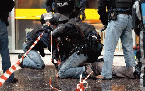 DEN HAAG â€“ De politie wist dinsdagmiddag op station Den Haag CS een verwarde Roemeen te overmeesteren die dreigde zichzelf in brand te steken. Foto FBF.NL