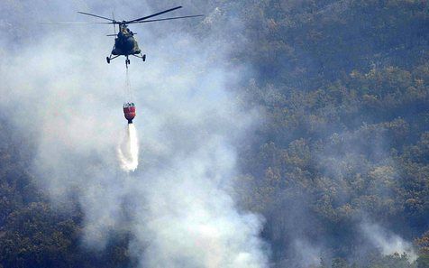 KOPANCE – In het zuiden van Europa zijn duizenden brandweerlieden in de weer om bosbranden te bestrijden. De grootste branden woeden momenteel in Griekenland, Bulgarije en Macedonië. Foto: een Macedonische legerhelikopter assisteert bij de bluswerkzaamhed