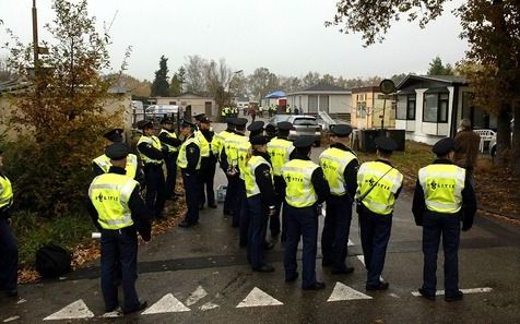 HILVERSUM - Politie en justitie zijn maandagochtend woonwagenkamp de Egelshoek in Hilversum binnengevallen. De actie, waaraan ook energiebedrijf Nuon meewerkt, richt zich op de teelt van hennep. Politie en justitie vermoeden meerdere wietplantages in het 