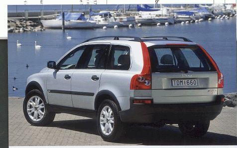 De allereerste Sports Utility Vehicle (SUV) van Volvo -de XC90- is ruim een maand voordat hij in de Amerikaanse showrooms verschijnt, bekroond met de titel ”Sports Utility Vehicle of the Year 2003”. - Foto Volvo