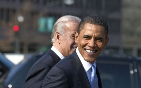 WASHINGTON - President Obama en vice president Biden op weg naar Blair House voor topoverleg over de gezondheidszorg. Foto EPA