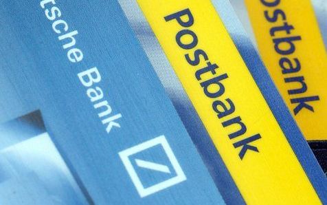 DUSSELDORF - Pasjes van de Postbank en de Deutsche Post. Foto EPA