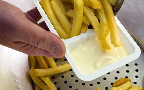 Snackbars moeten verplicht vloeibaar frituurvet gaan gebruiken