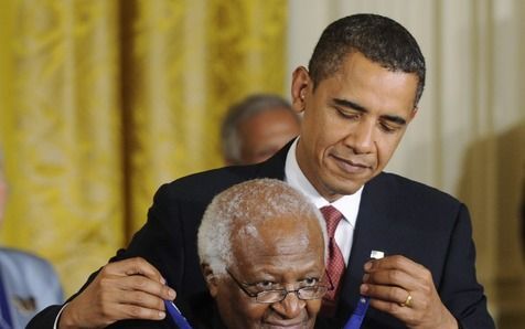 Obama reikt de Medal of Freedom uit aan de Zuid–Afrikaanse aartsbisschop Desmond Tutu. Foto EPA