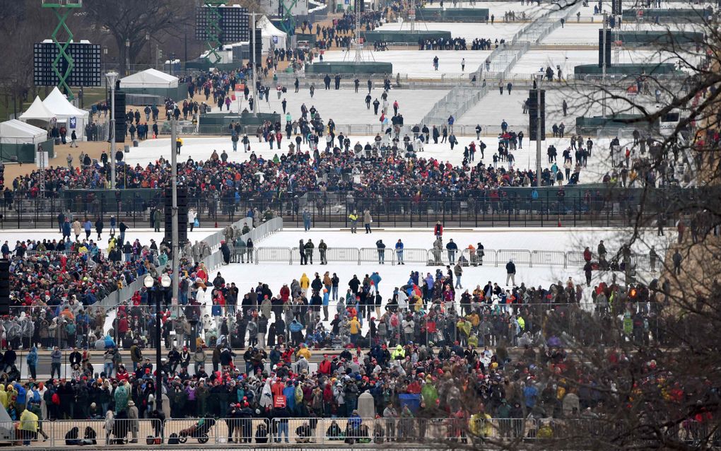 Publiek stroomt vrijdagochtend toe op The Mall in Washington. beeld AFP