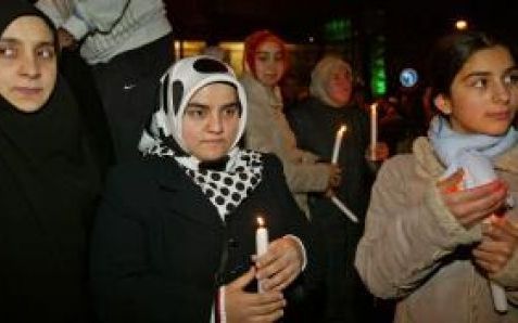 UDEN - Zeker duizend mensen lopen woensdagavond mee in een stille tocht in Uden voor de getroffen islamitische basisschool. Foto ANP