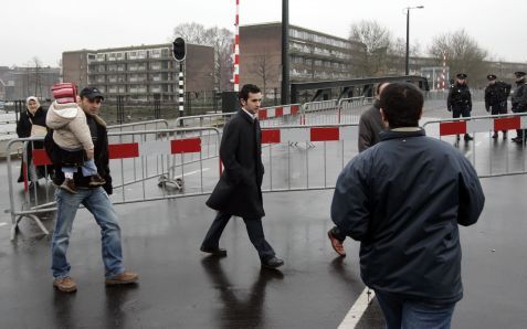 AMSTERDAM â€“ De omgeving van het gebouw waar in Nederland woonachtige Irakezen zich kunnen registreren voor de verkiezingen in hun vaderland is zwaar beveiligd. Containers, afzettingen en de inzet van tientallen politiemensen moeten ongeregeldheden en ev