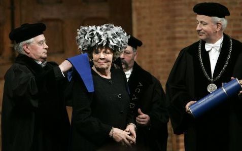 LEIDEN - Prof. dr. De Jonge (l.) hangt koningin Beatrix een kappa om haar schouders. Foto ANP