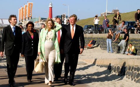 SCHEVENINGEN â€“ In het strandpaviljoen in Scheveningen werd donderdag het slotfeest gehouden voor alle partners van de commissie Participatie van Vrouwen uit Etnische Minderheden (Pavem). Deze organisatie presenteerde donderdag de resultaten van de afgel