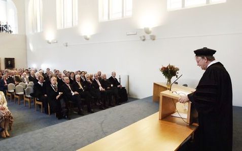 KAMPEN â€“ Tal van predikanten en hoogleraren woonden dinsdag in Kampen de inauguratie van prof. dr. J. Hoek aan de ThUK bij. Prof. Hoek aanvaardde zijn ambt als hoogleraar gereformeerde spiritualiteit vanwege de Gereformeerde Bond met het uitspreken van 