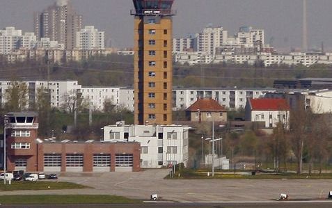 Een toestel van EasyJet stijgt op van vliegveld Schoenefeld, in de buurt van de Duitse hoofdstad Berlijn. De Britse luchtvaartmaatschappij heeft in het eind september afgesloten boekjaar de nettowinst met 14 procent zien dalen tot 71,2 miljoen pond sterli