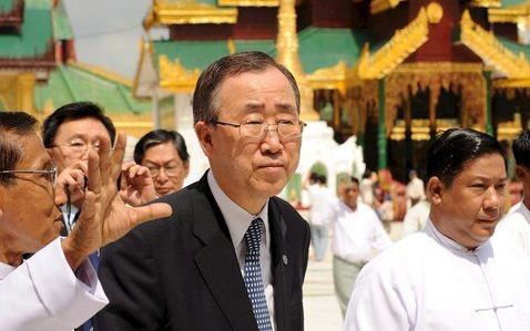 RANGOON - VN–topman Ban Ki–moon krijgt een rondleiding door de Shwedagon–pagode, de grootste tempel in Rangoon. Foto EPA