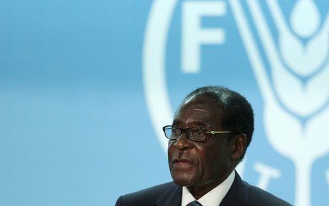 ROME - De Zimbabwaanse president Robert Mugabe spreekt tijdens een voedselconferentie van de VN in Rome, dinsdag 3 juni. Mensenrechtengroepen en de oppositie in Zimbabwe vrezen dat het bewind van Mugabe de intimidatie opvoert om zijn overwinning in de twe