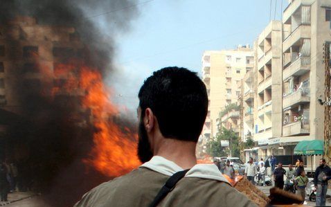 Bij hevige gevechten tussen rivaliserende groepen in de stad Tripoli in het noorden van Libanon zijn sinds zondag vier doden en meer dan dertig gewonden gevallen. Foto EPA