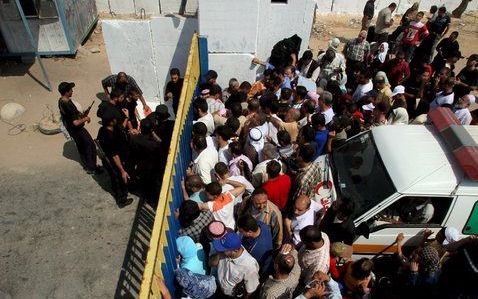 RAFAH - De grensovergang bij Rafah, dinsdag. Toen woensdag de overgang dichtbleef, ontstak de menigte in woede. Foto EPA