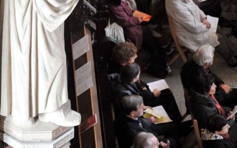 Duitse protestanten tijdens een Reformatieherdenking, 31 oktober 2008, in de Slotkerk van Wittenberg. Foto EPA